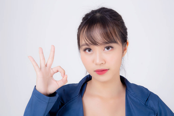 красивый портрет молодой бизнес азиатской женщины стоя жест о
 - Фото, изображение
