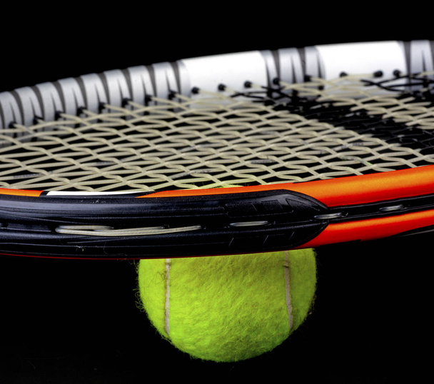 テニスラケットとボール - 写真・画像