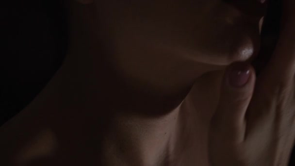 Hermosa joven muestra sus labios sexy
 - Imágenes, Vídeo