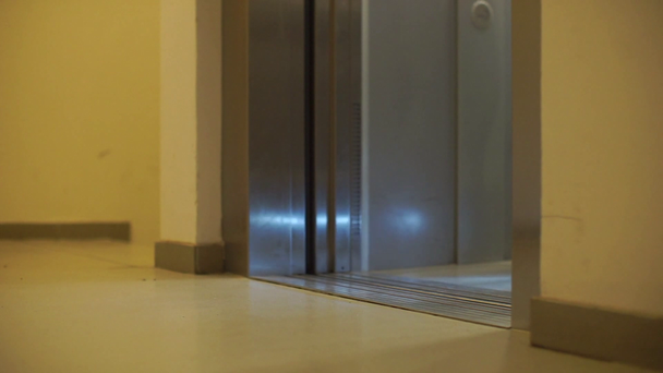 Un hombre sale del ascensor en un giroscooter
 - Metraje, vídeo