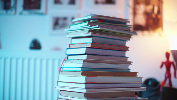 Leltárkönyvek közelítése az asztalon az irodában - Felvétel, videó