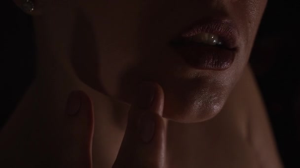Όμορφη νεαρή κοπέλα δείχνει τα σέξι χείλη της - Πλάνα, βίντεο