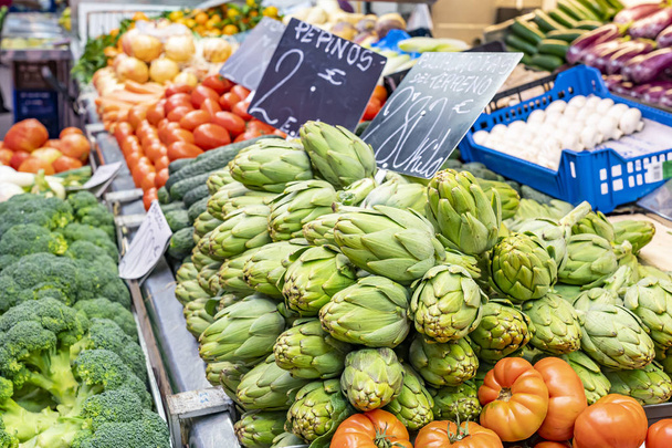 viele Arten von buntem frischem Gemüse in mercat central in valencia, spanien - Foto, Bild