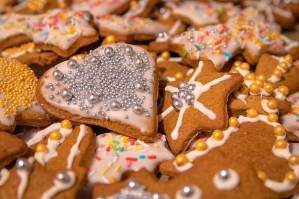 Πολύχρωμα χειροποίητα μπισκότα ψημένα και διακοσμημένα για τα Χριστούγεννα Holi - Φωτογραφία, εικόνα