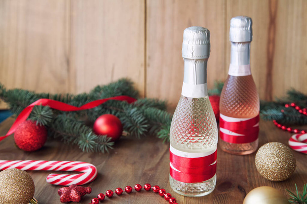 Şampanya ağacı ve ahşap bir arka planda Noel Dekoru - Fotoğraf, Görsel
