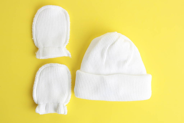 sombrero de lana blanca y manoplas para bebé
 - Foto, imagen