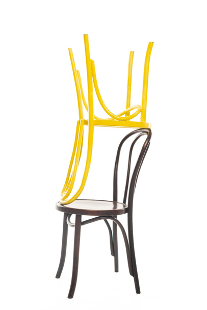 Κίτρινες και καφέ ξύλινες καρέκλες απομονωμένες σε λευκό - Φωτογραφία, εικόνα