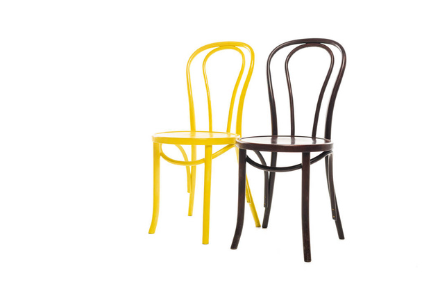 Καφέ και κίτρινες σύγχρονες καρέκλες απομονωμένες σε λευκό - Φωτογραφία, εικόνα