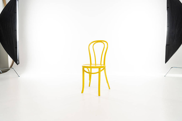 Καρέκλα κίτρινη με φως στούντιο σε λευκό φόντο - Φωτογραφία, εικόνα