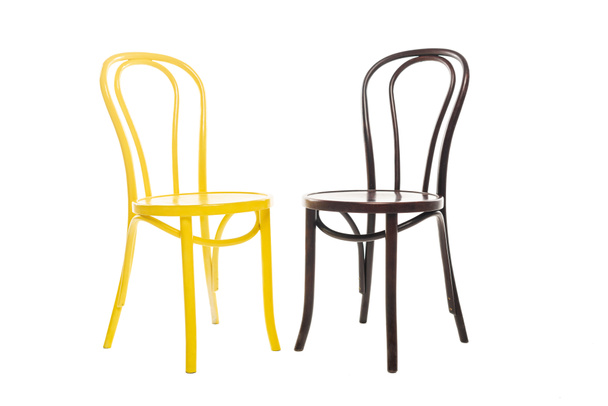 Cadeiras de madeira marrom e amarelo isoladas em branco
 - Foto, Imagem