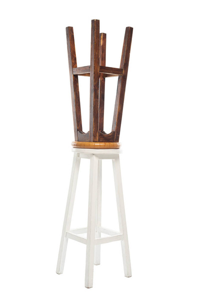Brązowe i białe drewniane krzesła izolowane na białym - Zdjęcie, obraz