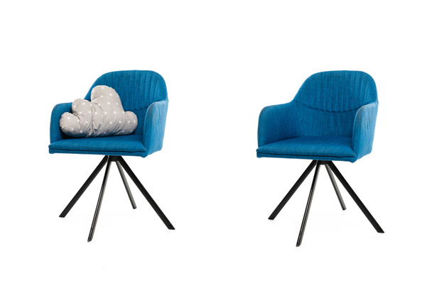blaue Sessel mit Kissen isoliert auf weiß - Foto, Bild