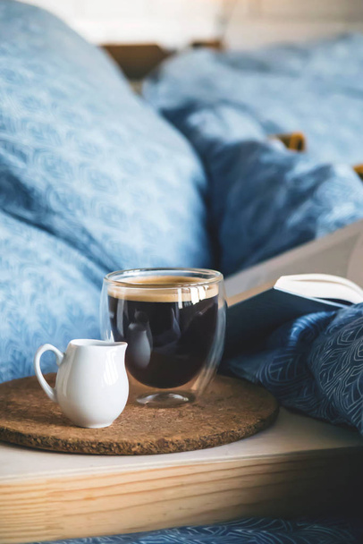 Ropa de cama clásica azul con una bandeja de café y jarra de leche
. - Foto, Imagen