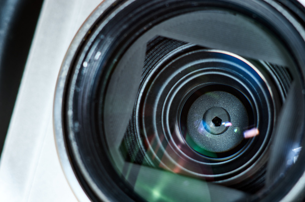 Compacte camera lens en diafragma messen mechanisme. Reflecties, vlam - Foto, afbeelding