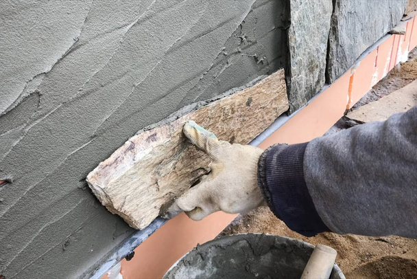 constructeur fait face au sous-sol d'une maison avec une pierre sauvage. Plat fo
 - Photo, image