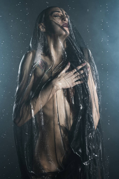 Beautiful slim wet girl, sensually posing nude in the rain, in t - Foto, Bild