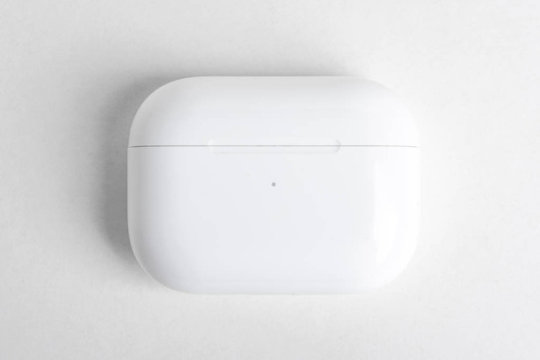 Caso de carga de los AirPods Pro de Apple
 - Foto, imagen
