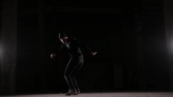 Yakışıklı genç adam break dans, hip hop, stüdyoda sokak dansı, izole edilmiş - Video, Çekim
