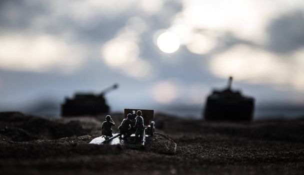Conceito de Guerra. silhuetas militares cena de luta no fundo do céu nevoeiro guerra, tanques alemães da guerra mundial silhuetas abaixo do céu nublado à noite. Cena de ataque
. - Foto, Imagem
