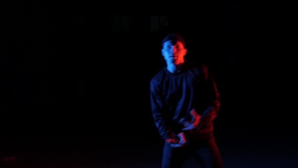 Young guy dancing breakdance, hip hop, street dancing in the studio, isolated - Filmagem, Vídeo