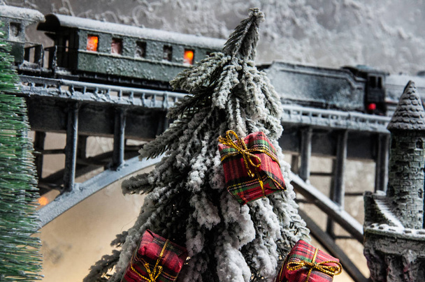 Miniaturní zimní scény s vánoční domy, vlakové nádraží, stromy, pokrytý sněhem. Noci scéna. Nový rok nebo vánoční koncepce. Selektivní fokus - Fotografie, Obrázek