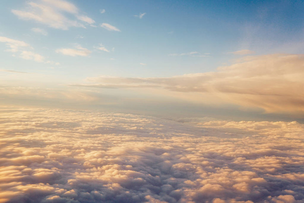 Auringonlasku pilvien yläpuolella maisema lentokoneesta matka
 - Valokuva, kuva