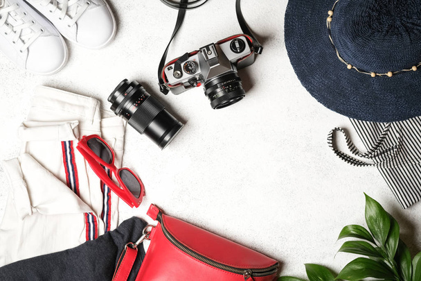 Állítsa be a női ruhák és kiegészítők nyári szünetben utazás piros, kék és fehér színekben. Utazási szabadság koncepció. Nyári háttér. Felülnézet másolási hely. - Fotó, kép