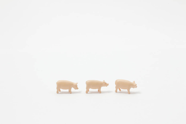figurine jouet en plastique d'un cochon isolé sur blanc
  - Photo, image