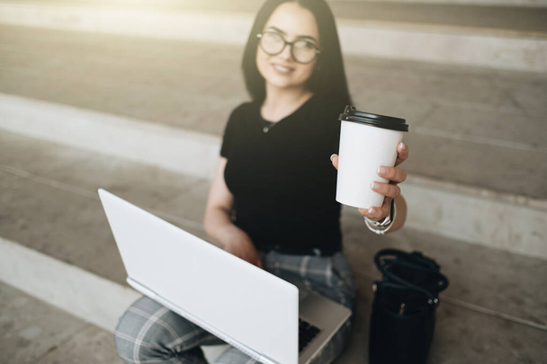 Portret Cute brunette Girl w czarnym T-shirt z laptopem, koncepcja freelance - Zdjęcie, obraz