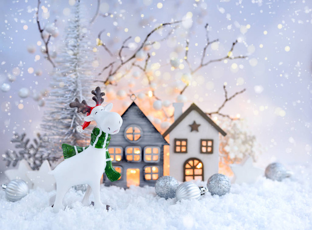 Рождественская композиция с декоративным лося, хижины и праздничные украшения
 - Фото, изображение