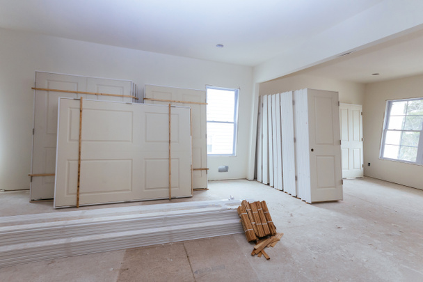 Νέο σπίτι εγκατάσταση υλικών για επισκευές σε ένα διαμέρισμα είναι υπό κατασκευή, αναδιαμόρφωση, ανοικοδόμηση και ανακαίνιση πόρτα - Φωτογραφία, εικόνα