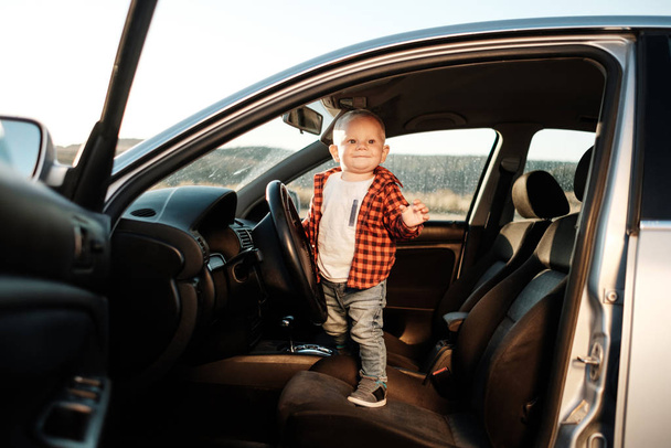 Портрет маленького мальчика, играющего с машиной
 - Фото, изображение