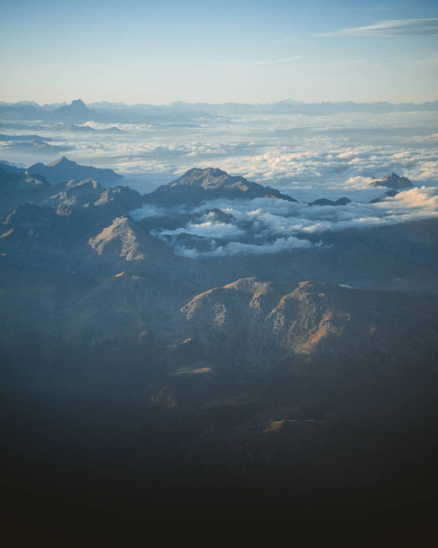 Picos de montaña en Chamonix-Mont-Blanc. En Francia. Alpes franceses, hermosos árboles. Parque Nacional
. - Foto, Imagen