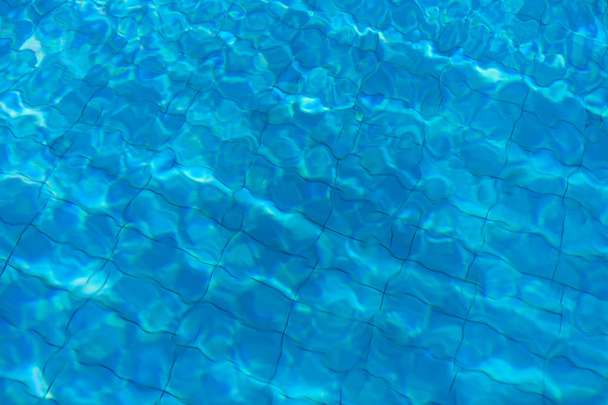 Textura de agua azul de la piscina. fondo de verano. Textura de la superficie del agua. Agua clara dar efecto calmante
. - Foto, Imagen
