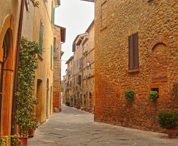 Hermosa calle italiana de la pequeña ciudad provincial antigua
 - Foto, imagen