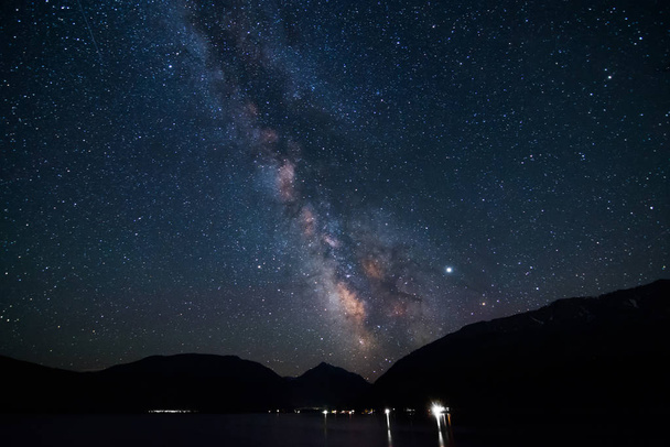 Arm van Melkwegstelsel zichtbaar boven bergmeer - Foto, afbeelding