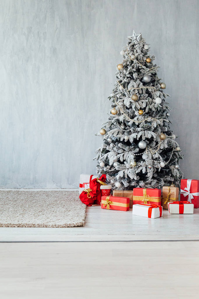 Новогодняя елка с украшениями и подарками
 - Фото, изображение