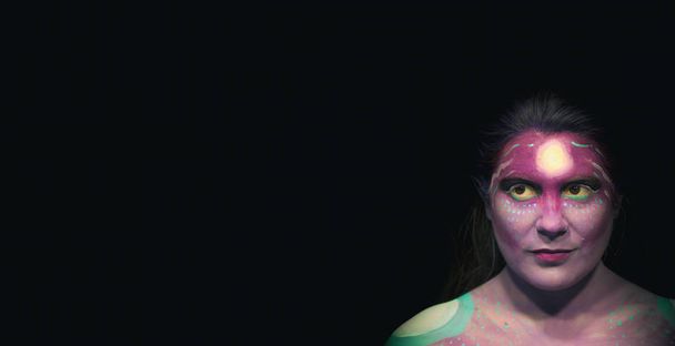 Maquiagem criativa. Idéia conceitual da pintura ousada de arte corporal. Imagem abstrata no rosto da mulher contra o fundo escuro. - Foto, Imagem