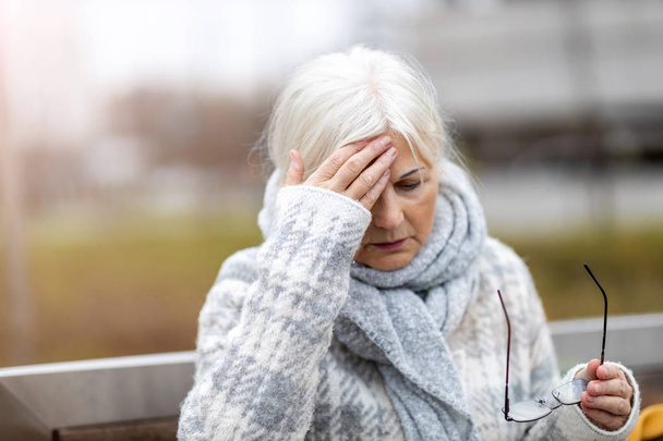 Fejfájásban szenvedő idős nő  - Fotó, kép