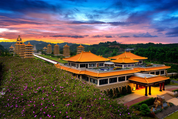 Sunset at Fo Guang Shan Buddha Temple in Kaohsiung, Taiwan. - Zdjęcie, obraz