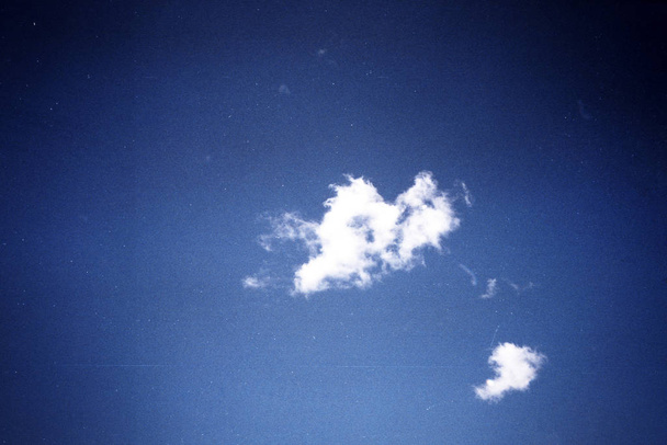 Grunge imagem do céu azul com uma nuvem na textura do filme granulado
 - Foto, Imagem