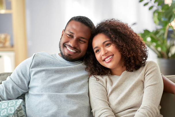 happy african american couple on sofa at home - Foto, Bild