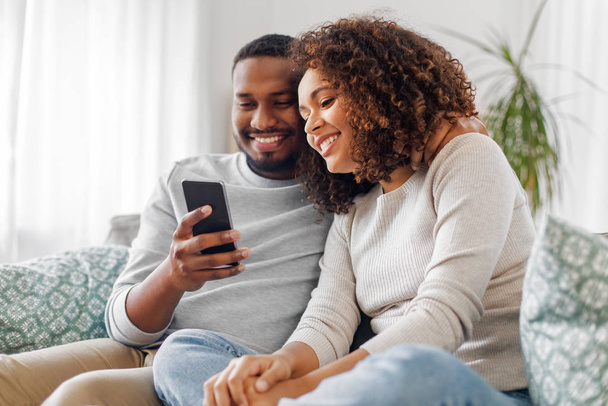 african american couple with smartphone at home - Zdjęcie, obraz