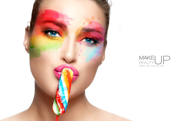 Mulher bonita com maquiagem colorida arco-íris. Moda maquiagem e
  - Foto, Imagem