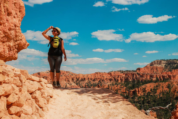 Caminhante mulher em Bryce Canyon caminhadas olhando e apreciando dur vista
 - Foto, Imagem