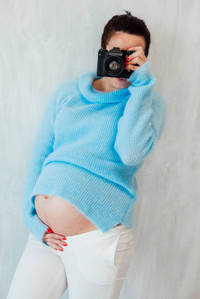 μια έγκυος γυναίκα με μια φωτογραφική μηχανή καστανή πορτρέτο genera ωραία - Φωτογραφία, εικόνα