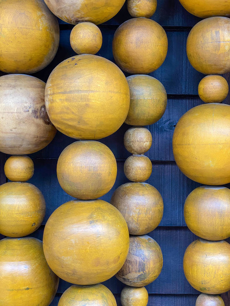bolas de madera en una tabla de madera. Conceptual
 - Foto, imagen