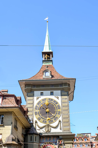 Zytglogge, una histórica torre medieval en Berna, Suiza. Uno de los principales símbolos de Berna y el monumento más antiguo de la ciudad. Reloj astronómico del siglo XV, una atracción turística popular. Foto vertical
 - Foto, Imagen