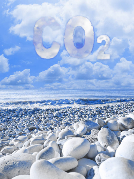 Co2 εικόνα έννοια ενάντια στον ωκεανό και ένα συννεφιασμένο ουρανό - Φωτογραφία, εικόνα