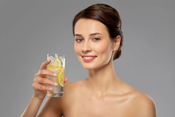 woman drinking water with lemon and ice - Foto, Bild